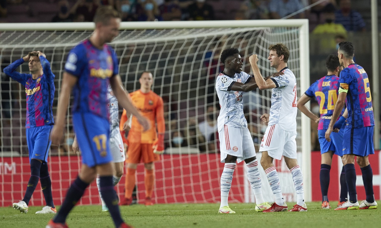 epa09468657 Bayern Munich&#039;s Thomas Muller (3-R) celebrates after scoring the opening goal during the UEFA Champions League Group E soccer match between FC Barcelona and Bayern Munich held at Camp ...