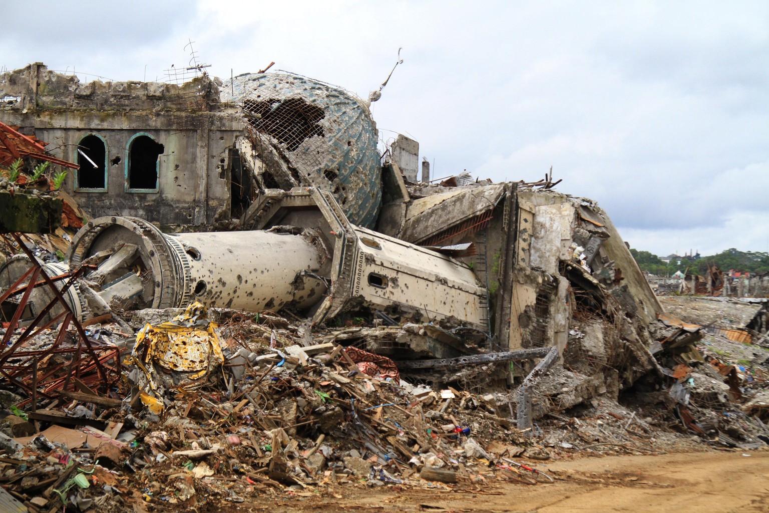 epa06288124 A view of a devastated mosque in the ruined city of Marawi, Lanao del Sur province, Philippines, 25 October 2017. President Rodrigo Duterte warned members of the country&#039;s armed force ...