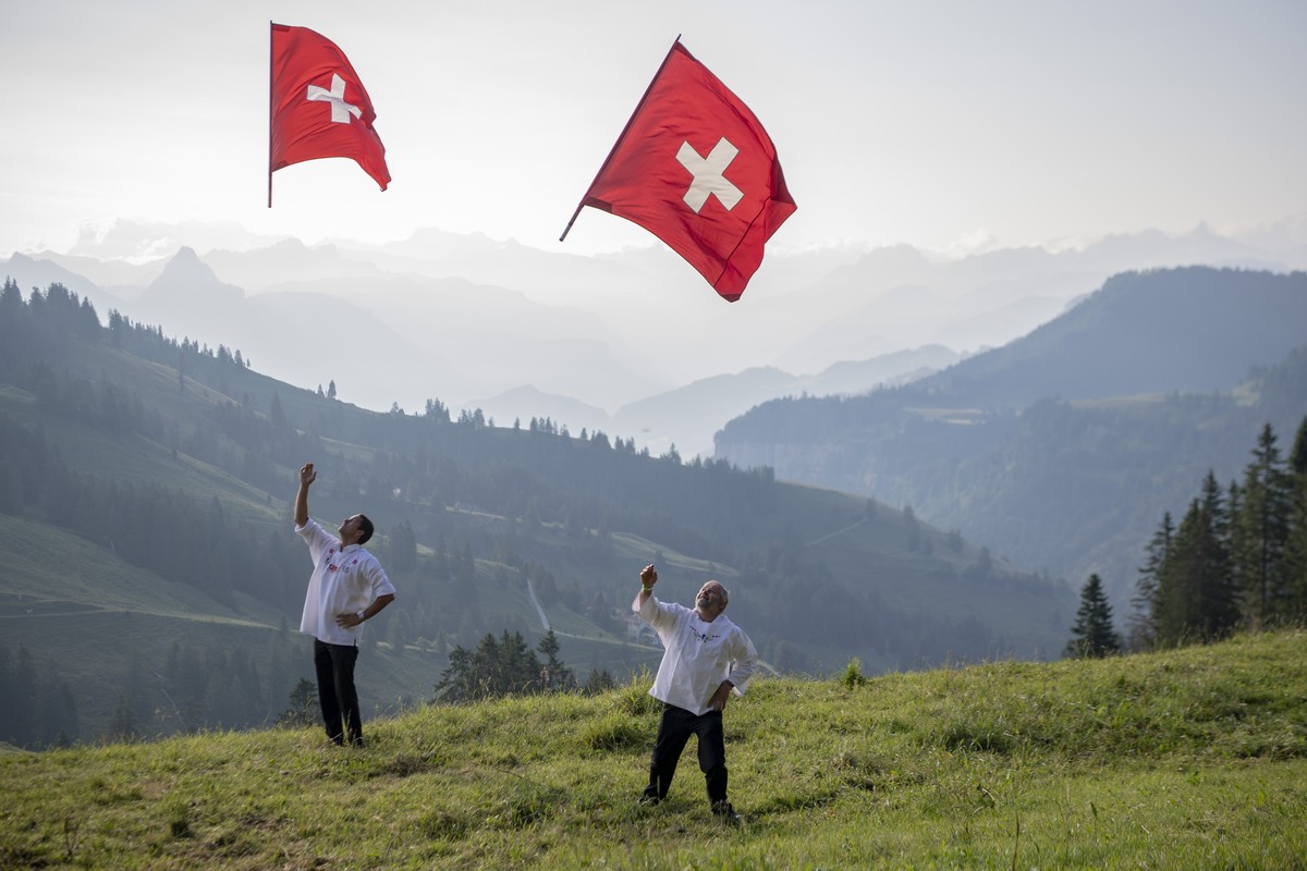 Zwei Fahnenschwinger anlaesslich des Fest-Gottesdienst beim traditionellen Schwing und Aelplerfest auf der Rigi vom Sonntag, 14. Juli 2019. (KEYSTONE/Urs Flueeler)