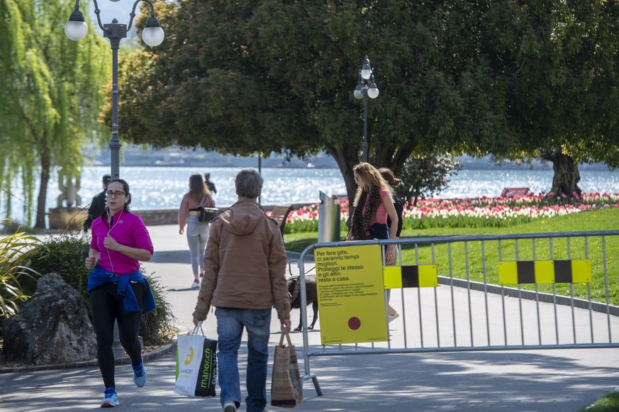 Leute beim Seeuferweg des Lago di Lugano in Lugano, am Freitag, 10. April 2020. Das Seeufer ist fuer Gruppen von mehr als 5 Personen wegen der Coronavirus-Pandemie geschlossen. (KEYSTONE/Ti-Press/Fran ...