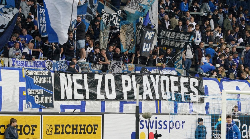 IMAGO / Geisser

Foto Manuel Geisser 08.05.2022 Fussball Herren Super League Saison 2021/2022 FC Luzern - Servette FC 4:0 . Bild : (FC Luzern) Fans,Fankurve. Nein zu Playoff Spielen Aktion *** Photo M ...