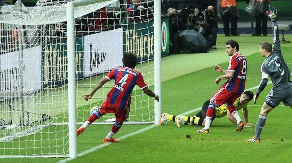 Kritische Szene im DFB-Pokal-Final 2014:&nbsp;Dante klärt – mutmasslich hinter der Linie. Der BVB-Treffer zählt nicht und Bayern holt den Pott.