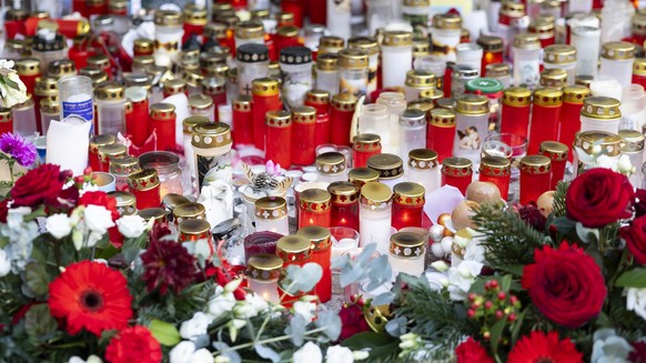 KEYPIX - Flowers and candles are pictured in tribute to the victims after the fire at the "Le Constellation" bar and lounge, in Crans-Montana, Switzerland, Wednesday, January 14, 2026. 40 pe ...