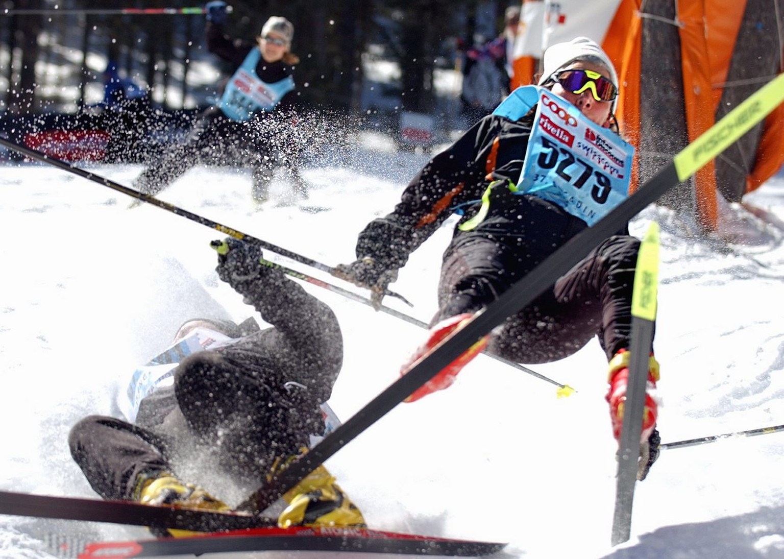 Participants of the annual Engadin skiing marathon from Maloya to S-Chanf in south Eastern Switzerland tumble on Sunday, 13 March 2005. Around 11,000 sportsmen and -women took to the event. (KEYSTONE/ ...