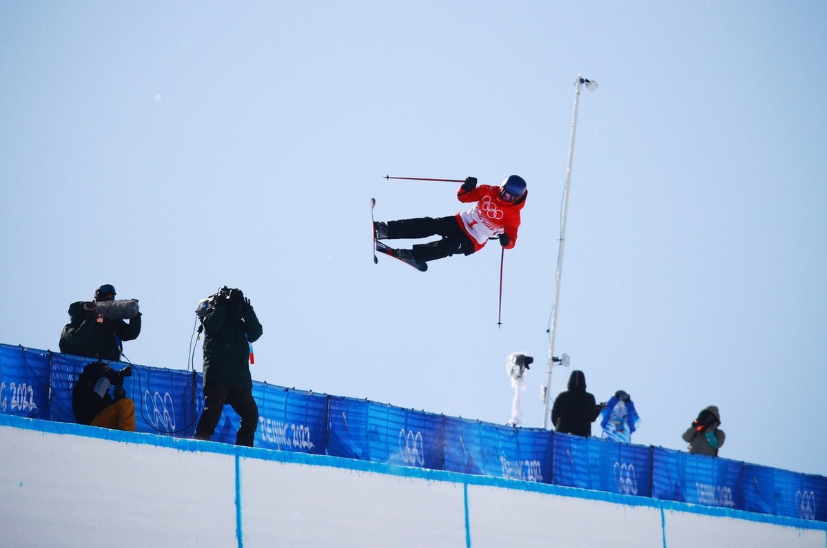 epa09767997 Ailing Eileen Gu of China in action on her final run during the the Women's Freestyle Skiing Halfpipe final at the Zhangjiakou Genting Snow Park at the Beijing 2022 Olympic Games, Bei ...