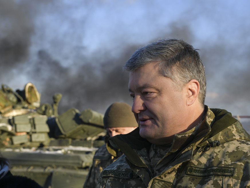 epa07194920 Ukrainian President Petro Poroshenko visits the 169th training centre &#039;Desna&#039; of the Ukrainian Army ground forces not far from Chernihiv, Ukraine, 28 November 2018. President Por ...