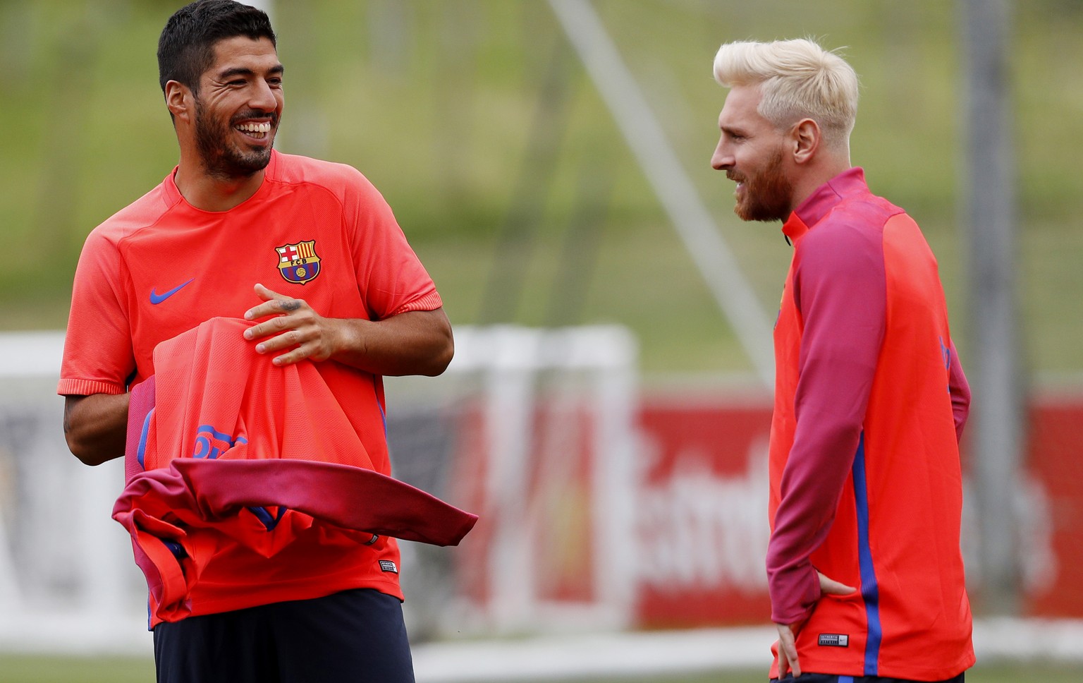 Ob Barça-Kollege Luis Suarez über die neue Frisur von Lionel Messi lacht?<br data-editable="remove">