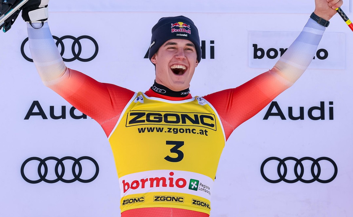 epa11795945 Second placed Franjo von Allmen of Switzerland celebrates on the podium after the Men's Downhill race at the FIS Alpine Skiing World Cup in Bormio, Italy, 28 December 2024. EPA/SOLERO ...