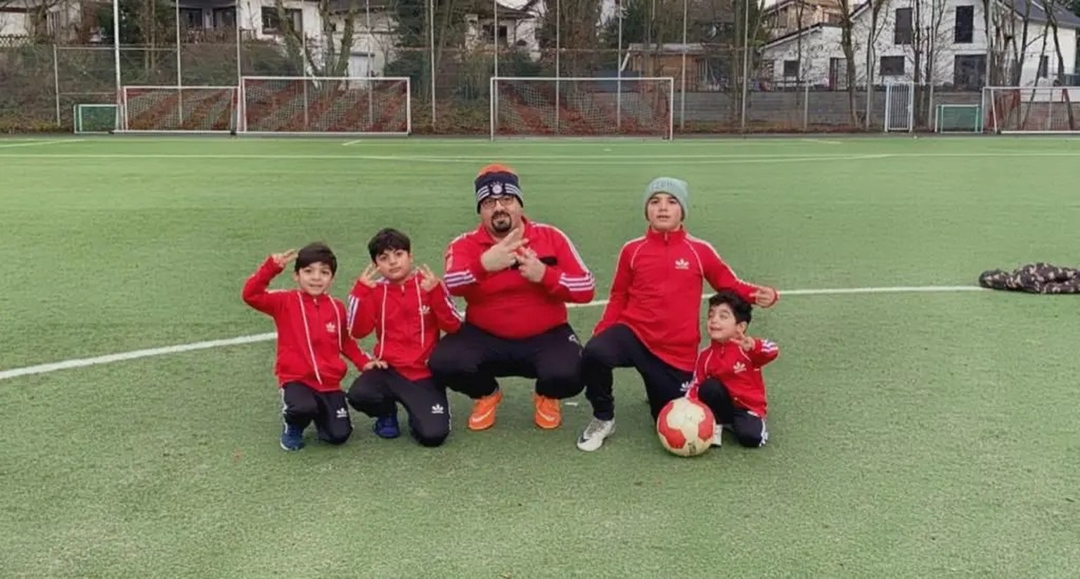 Omar Jneid und seine Söhne im Fussballtraining ihres Ortsvereins 2022.