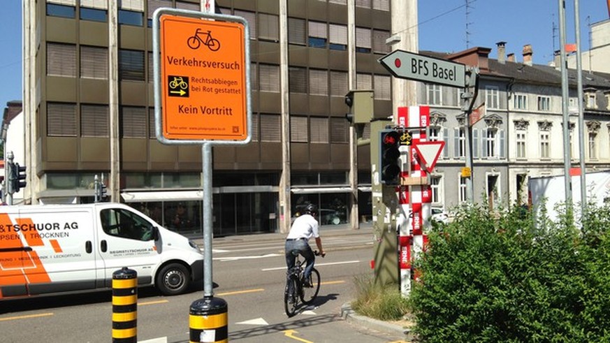Hier ist Rechtsabbiegen bei roter Ampel schon erlaubt: Kreuzung an der Basler Hohlbeinstrasse.