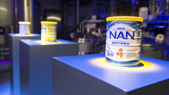 Drei Dosen Babynahrung inszeniert mit Licht waehrend der Einweihung der neuen Produktionslinie fuer Babynahrung bei der Nestle Schweiz AG in Konolfingen, am Mittwoch, 25. November 2015. (KEYSTONE/Domi ...