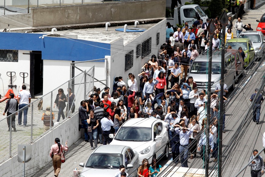 Nach dem Beben strömen die Menschen in &nbsp;Quito auf die Strasse.
