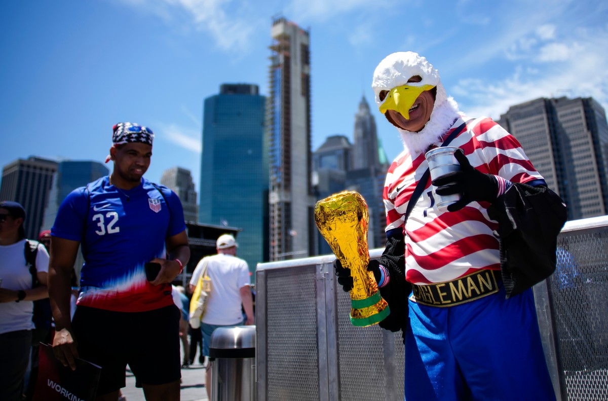 Fans arrive for the for the announcement of the United States men's national soccer team roster, Tuesday, May 26, 2026, in New York, ahead of the FIFA World Cup soccer tournament. (AP Photo/Eduar ...