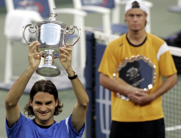 Roger Federer besiegt im US-Open-Final 2004 Lleyton Hewitt mit 6:0, 7:6, 6:0.<br data-editable="remove">