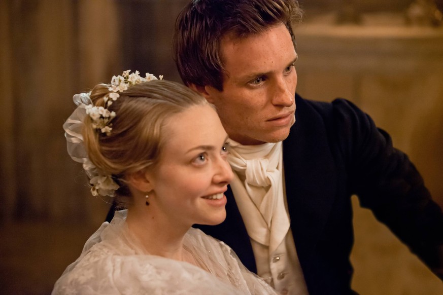 AMANDA SEYFRIED as Cosette and EDDIE REDMAYNE as Marius in Les Misérables , 2012 Los Angeles CA PUBLICATIONxINxGERxSUIxAUTxONLY Copyright: xPhotoxCredit:xLauriexSparhamx 31528_009

Amanda Seyfried As  ...