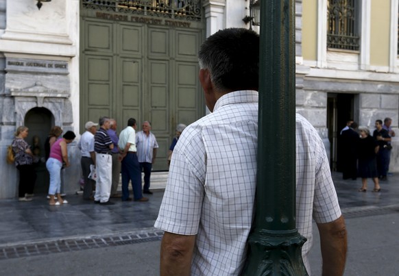 Pensionäre warten vor einer griechischen Bank in Athen.