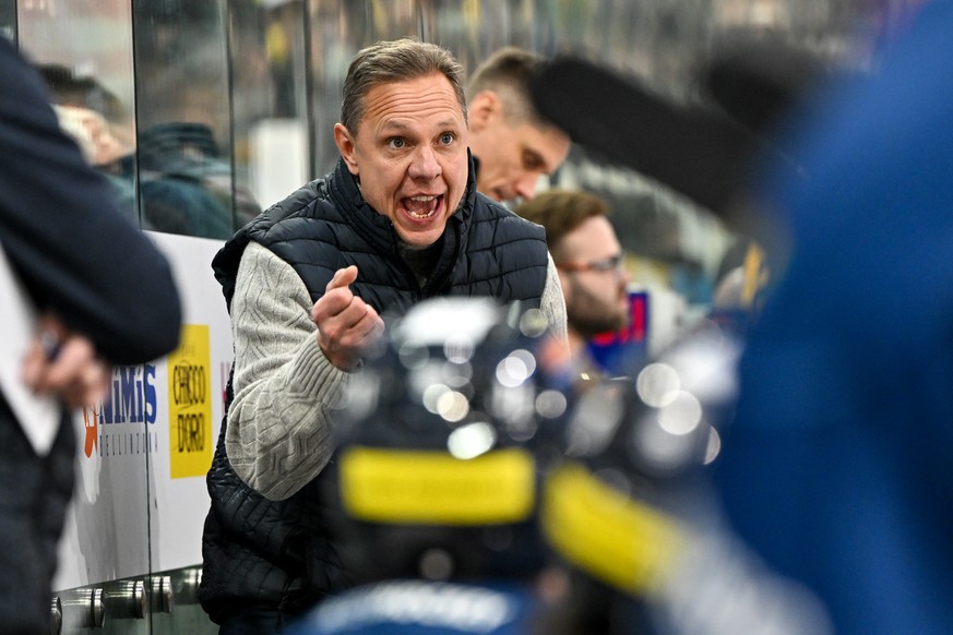 Head Coach Jussi Tapola (HCAP) motivates his players, during the regular season National League game between HC Ambri Piotta and HC Lugano at the ice stadium Gottardo Arena, Switzerland, January 29, 2 ...