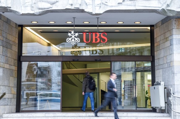 ARCHIV - ZUR BILANZMEDIENKONFERENZ DER UBS FUER DAS JAHR 2020 STELLEN WIR IHNEN FOLGENDES BILDMATERIAL ZUR VERFUEGUNG - UBS Logo am Hauptsitz am Zuercher Paradeplatz fotografiert am Donnerstag, 18. Ja ...