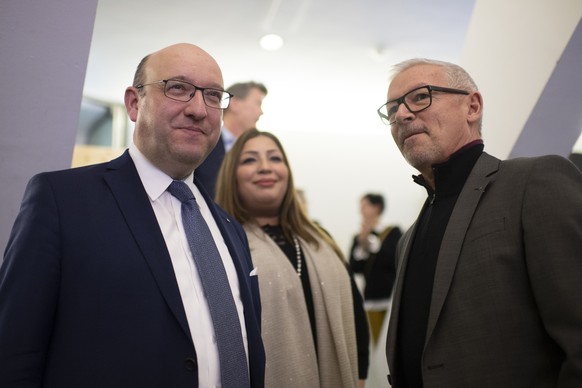 Regierungsrats-Kandidat Beat Tinner (FDP), dessen Frau Aouatef, und der zuruecktretende Regierungsrat Martin Kloeti (FDP), von links, bei den Wahlen im Kanton St. Gallen, am Sonntag, 8. Maerz 2020, in ...