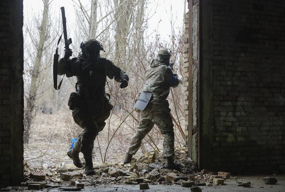 epa11161424 Ukrainian civilians attend a military training near Kyiv, Ukraine, 17 February 2024. The training of Ukrainians is carried out by instructors of the Ukrainian Volunteer Army (UDA), who hav ...