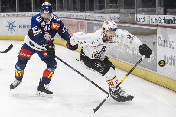 Zuerichs Victor Backman, links, kaempft um den Puck gegen Luganos Romain Loeffel, rechts, im Eishockeyspiel der National League zwischen den ZSC Lions und dem HC Lugano am Dienstag, 8. Januar 2019, im ...