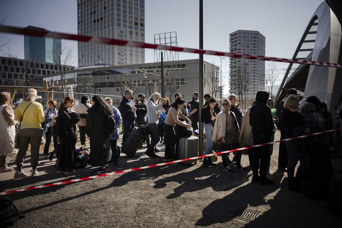 Fluechtlinge aus der Ukraine stehen in der Warteschlange und warten auf die Registrierung.vor dem Bundesasylzentrum Zuerich, am Sonntag, 13. Maerz 2022 in Zuerich. (KEYSTONE/Michael Buholzer)