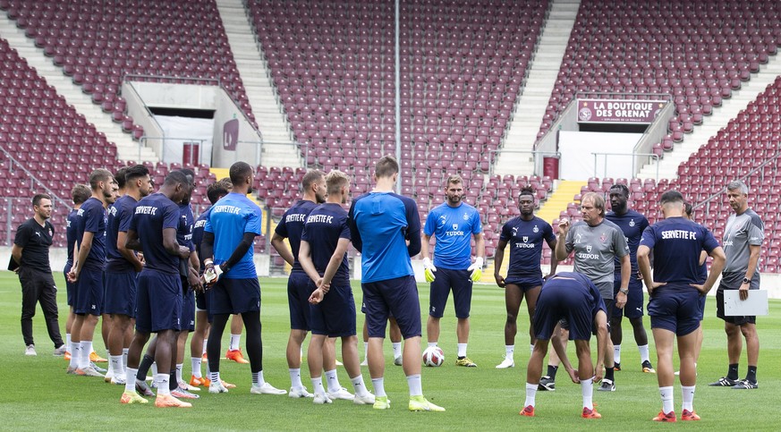 epa08627134 Alain Geiger (C), head coach of Servette FC, talks to players during a training session of Servette team on the eve of the UEFA Europa League first round qualifying soccer match against Sl ...