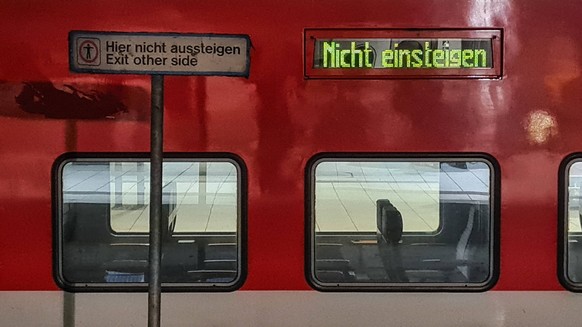 RegionalExpress am Hauptbahnhof Hamburg mit der Anzeige Nicht einsteigen Symbolfoto Deutsche Bahn AGRegionalExpress am Hauptbahnhof Hamburg mit der Anzeige Nicht einsteigen Symbolfoto Deutsche Bahn AG ...