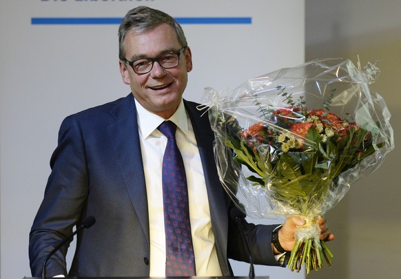 Nationalrat Ruedi Noser freut sich nach seiner Nomination ueber einen Blumenstrauss, anlaesslich der ausserordentlichen Delegiertenversammlung der FDP Kanton Zuerich, am Donnerstag, 22. Januar 2015, i ...