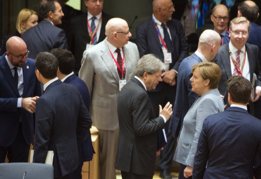 epa05934763 German Chancellor Angela Merkel (R) speaks with Italian Prime Minister Paolo Gentiloni (C), at the start of a special European summit in Brussels, Belgium, 29 April 2017. The special Europ ...