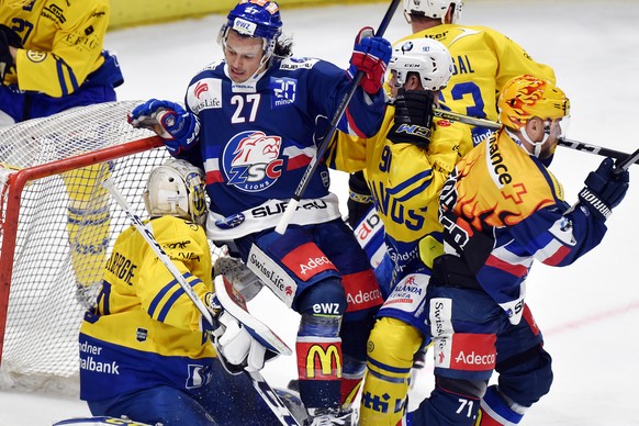 Der Zuercher Roman Wick bedraengt die Davoser Abwehr beim Eishockeyspiel der National League ZSC Lions gegen den HC Davos im Hallenstadion in Zuerich am Sonntag, 19. November 2017. (KEYSTONE/Walter Bi ...