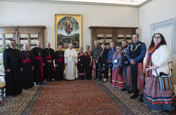 Papst Franziskus empfängt kanadische Indigene.
