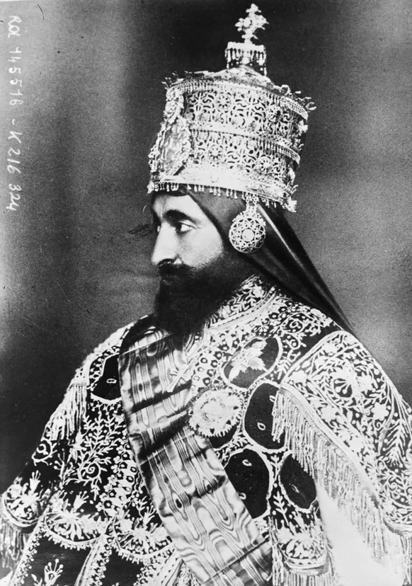 Der «König der Könige», Kaiser Haile Selassie I., am Tag seiner Krönung 1930. Sein Krönungsname bedeutet auf Amharisch «Macht der Dreifaltigkeit».
https://gallica.bnf.fr/ark:/12148/btv1b532289406