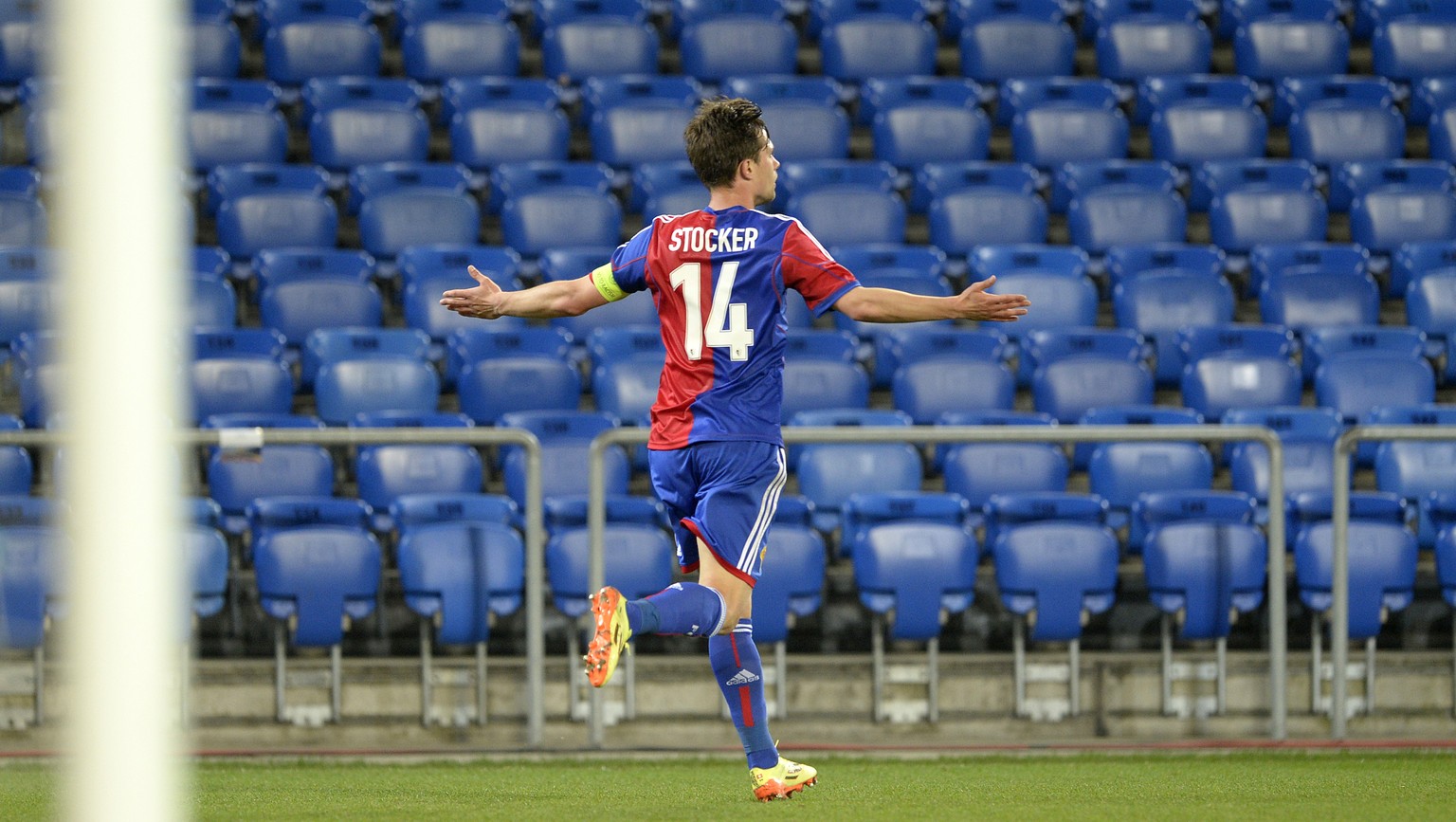 ZUM WECHSEL VON VALENTIN STOCKER VON HERTHA BERLIN ZURUECK ZUM FC BASEL AM MITTWOCH, 10. JANUAR 2018, STELLEN WIR IHNEN FOLGENDES BILDMATERIAL ZUR VERFUEGUNG - Basel&#039;s Valentin Stocker cheers aft ...