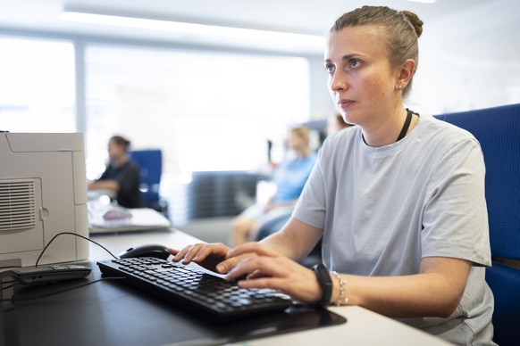 Anastasiia Mlynchenko (gefluechtet aus der Ukraine, mit Schutzstatus S) zeigt ihren Arbeitsalltag an einem Medienanlass zum Fluechtlingstag 2025 mit dem Thema -Einblick in Arbeitsintegrationsangebote  ...