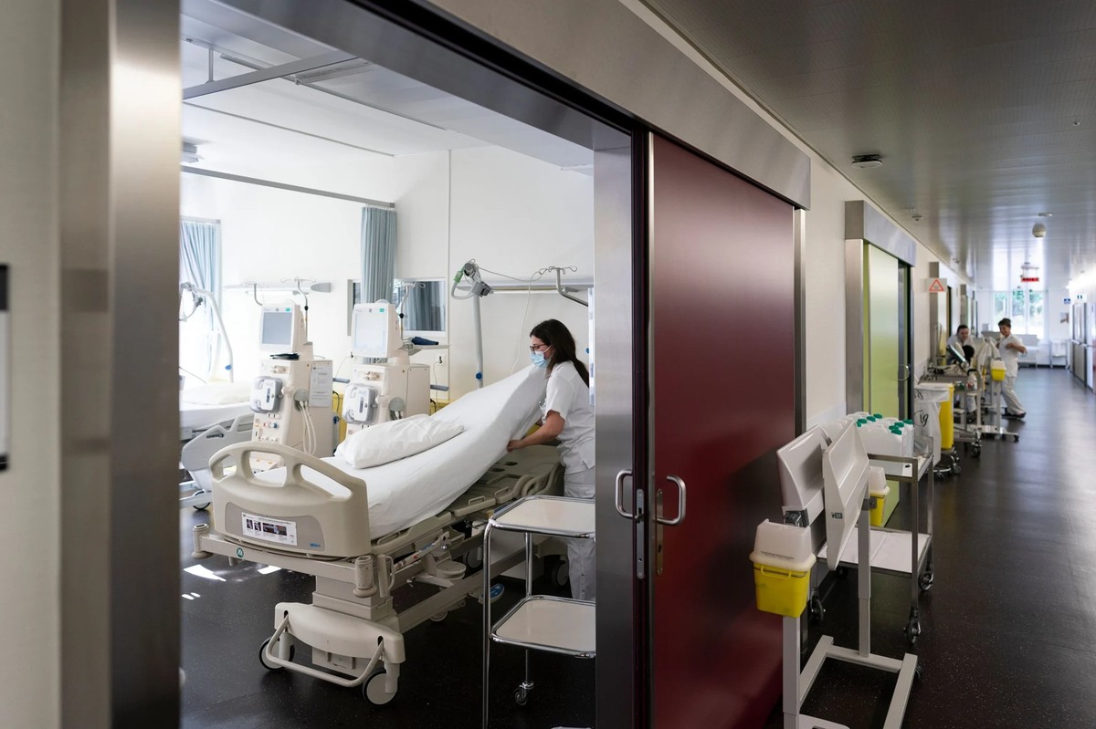 Une apprentie infirmière change les draps : elle reçoit une aide financière du canton pendant sa formation.