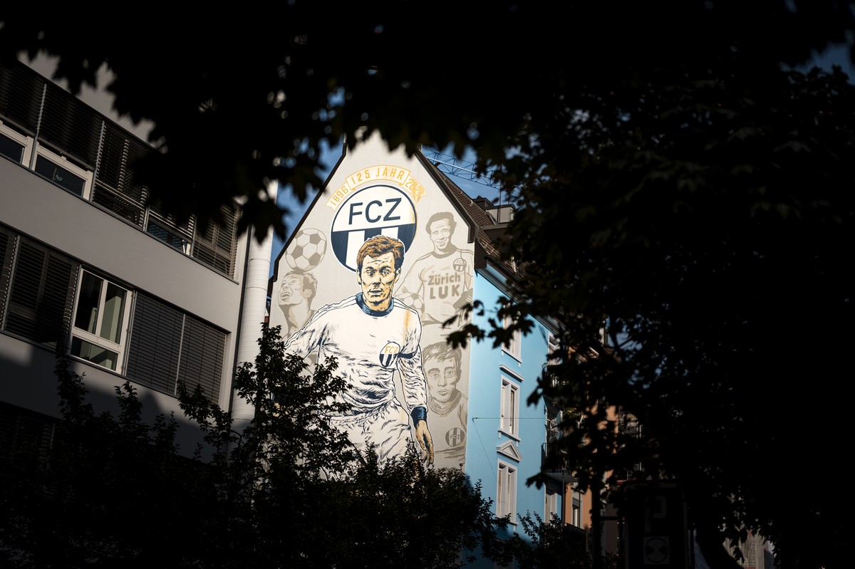 Ein Wandbild welches den verstorbenen Schweizer Fussballer Koebi Kuhn abbildet an einer Hauswand in Zuerich Wiedikon, am Montag, 24. August 2026 in Zuerich. Das Mural entstand in Zusammenarbeit der Zu ...