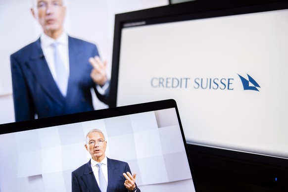 Credit Suisse Verwaltungsratspraesident Axel P. Lehmann ist auf Bildschirmen zu sehen, wie er eine Rede nach der Ausserordentlichen Generalversammlung haelt, aufgenommen von einer aufgezeichneten Vide ...