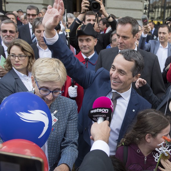 Der frisch gewaehlte Bundesrat Ignazio Cassis, Mitte rechts, und seine Frau Paola Rodona Cassis, Mitte links, lassen sich auf dem Bundesplatz feiern, nach der Ersatzwahl in den Bundesrat durch die Ver ...