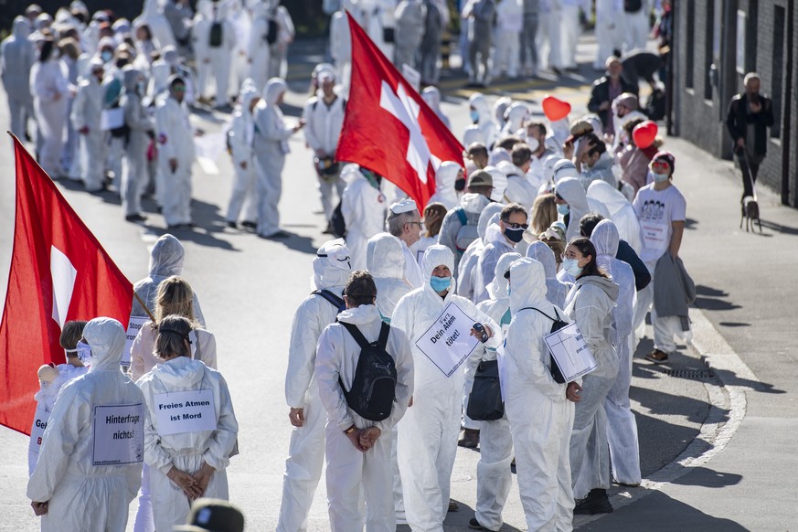 Mehrere hundert Personen demonstrieren an einer Kundgebung des Vereins &quot;Stiller Protest&quot; gegen die Einschraenkungen und Massnahmen des Bundes waehrend der Corona-Pandemie, am Samstag, 20. Fe ...