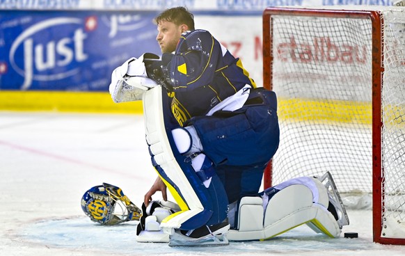 Der Davoser Torhueter Robert Mayer macht dicke Backen und kniet nach seinem siebten erhaltenen Treffer zum 2:7 am Boden, im Eishockey-Qualifikationsspiel der National League zwischen dem HC Davos und ...