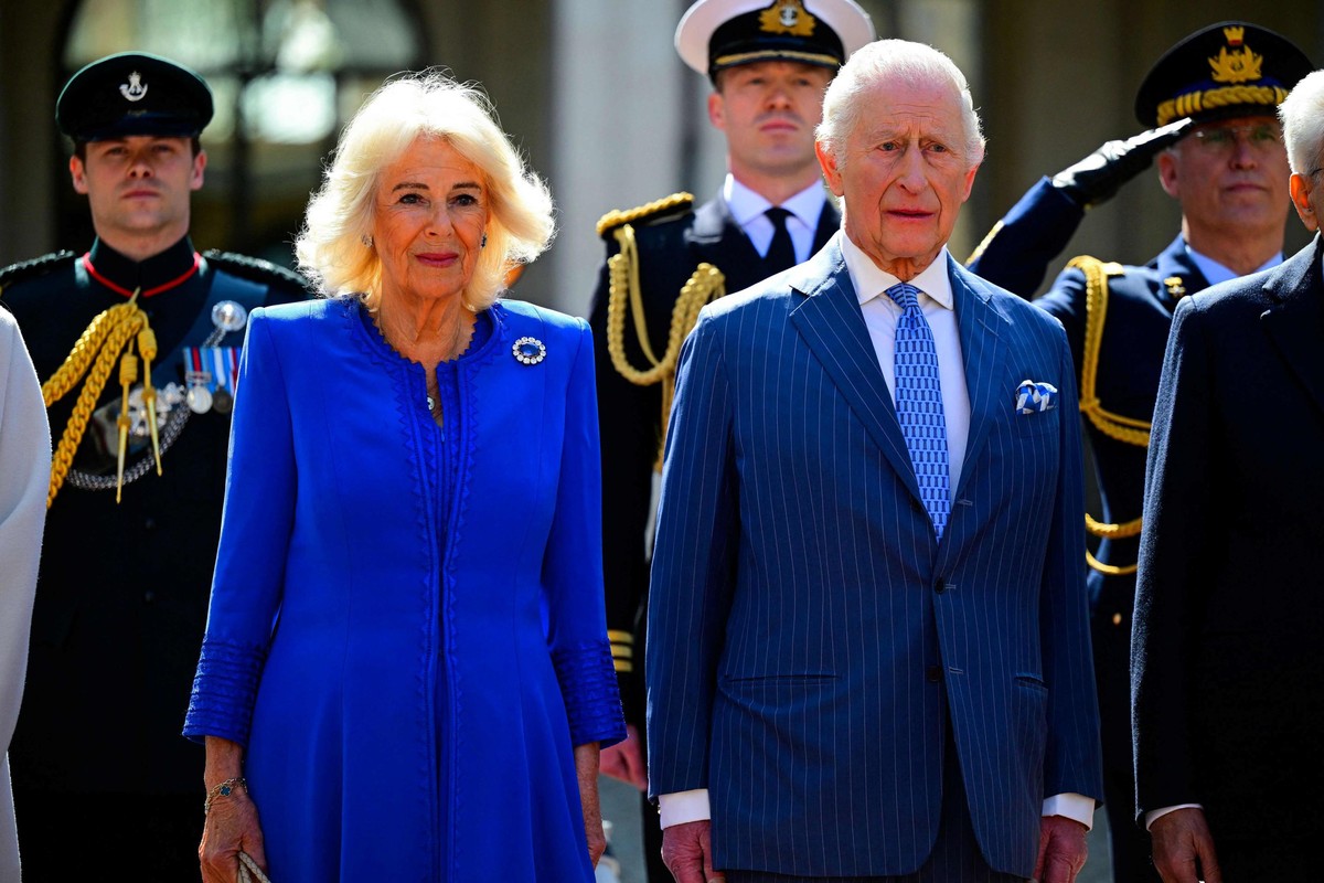 epa12017370 Britain's King Charles III (R) and Queen Camilla (L) arrive at the Quirinale Presidential Palace in Rome, Italy, 08 April 2025. King Charles III began a four-day state visit to Italy  ...