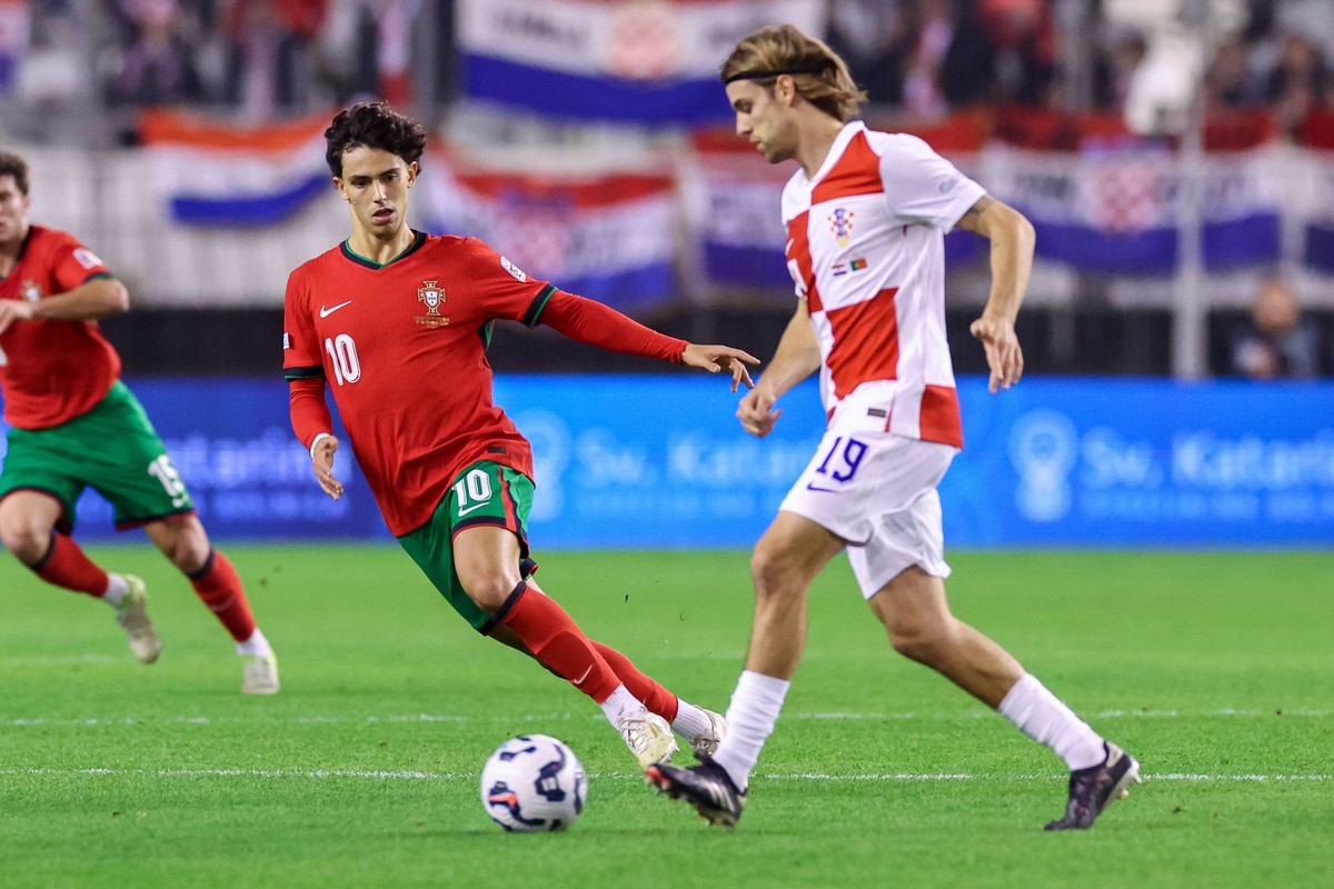 epa11728073 Croatia player Borna Sosa (R) in action against Portugal player Joao Felix during the UEFA Nations League soccer match held at Polyud Stadium, in Split, Croatia, 18 November 2024. EPA/PAUL ...