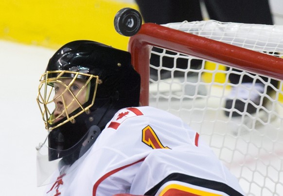 Ab nächster Saison wehrt Hiller die Pucks für den EHC Biel ab.