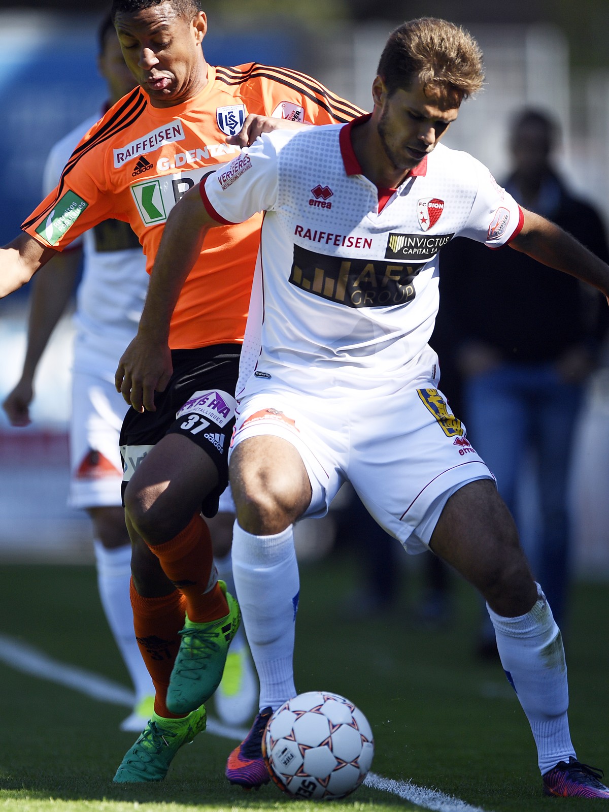 L'attaquant lausannois Gabriel Arturo Torress a gauche lutte pour le ballon avec le joueur valaisan le joueur valaisan Paulo Ricardo, lors de la rencontre de football de Super League entre le FC  ...