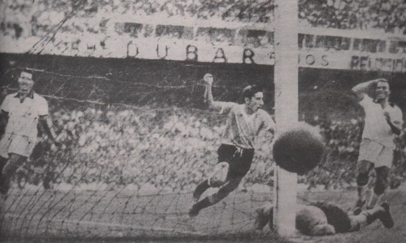 Alcides Ghiggia trifft im Maracana zum 2:1 für Uruguay.