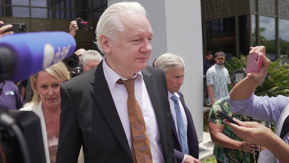 epaselect epa11438305 WikiLeaks founder Julian Assange leaves the United States District Court for the Northern Mariana Islands on the island of Saipan in the Northern Mariana Islands, a commonwealth  ...