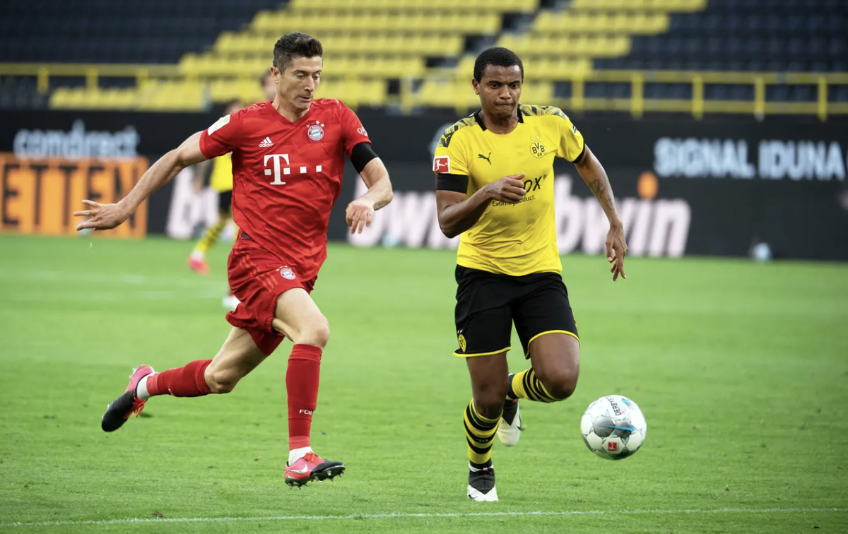 Manuel Akanji aux prises avec Robert Lewandowski.