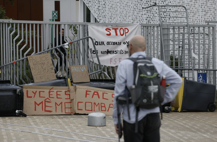 Ein Mann blickt auf den verbarrikadierten Eingang einer Schule in Montpellier.