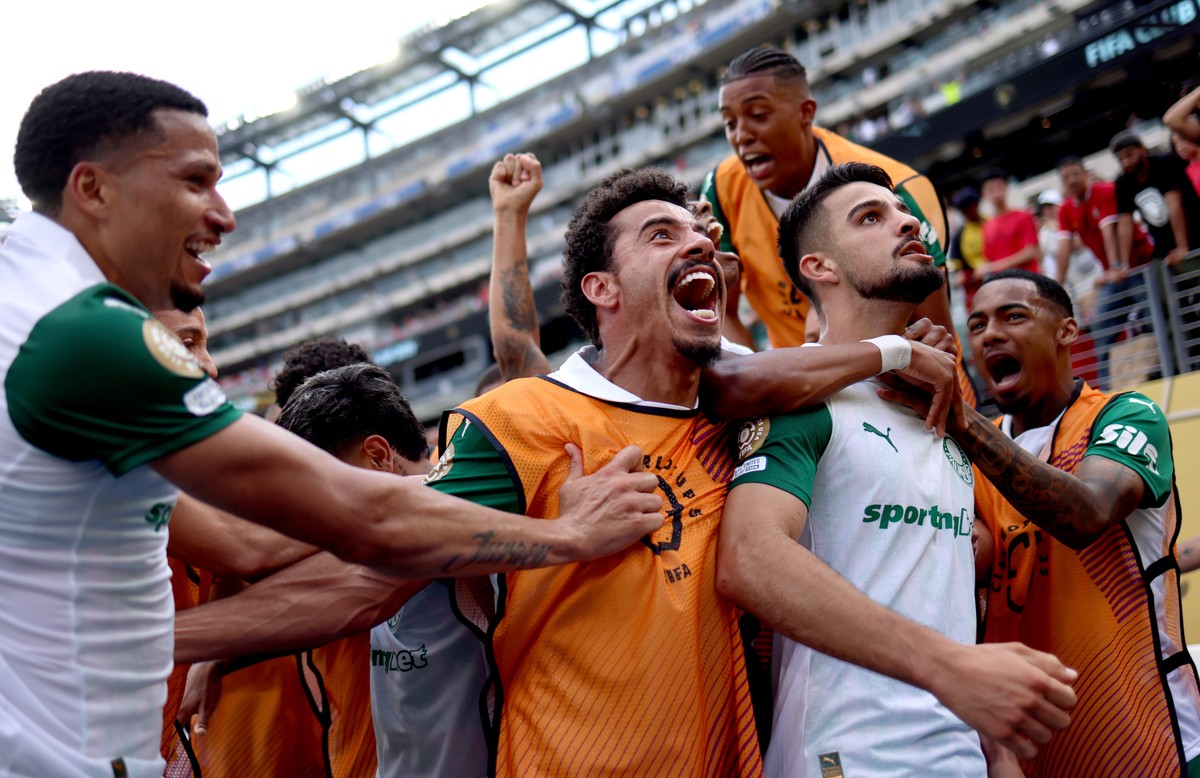 epaselect epa12186011 Jose Manuel Lopez (2R) of Palmeiras celebrates with teammates after scoring his team's second goal during the FIFA Club World Cup 2025 match between Palmeiras and Al Ahly in ...